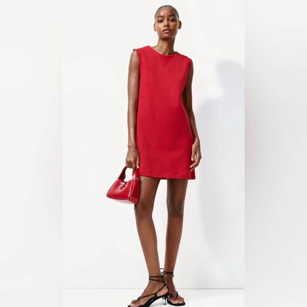 H&M Sleeveless Red Dress. The leghni is above the knee